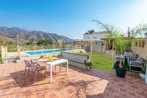 تناول الطعام بالخارج