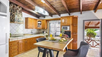 Mikroaaltouuni, kahvin-/teenkeitin