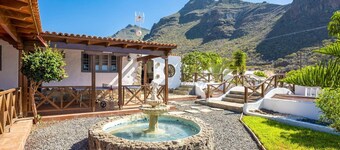 Villa Colmena by Villa Plus