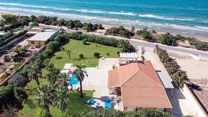 A coastal property with a swimming pool, a red-roofed building, and a view of the ocean. - Villa Clara Ispica by Villa Plus (Santa Maria del Focallo)