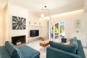 Smart-tv och ett bordtennisbord