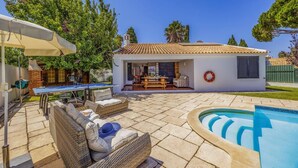 A house with a swimming pool, outdoor seating, and a patio area. - Villa Damasco by Villa Plus (Albufeira)
