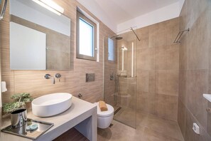 Sèche-cheveux, serviettes fournies