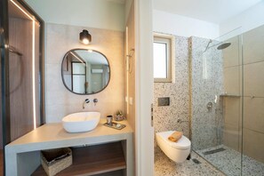 Een haardroger, handdoeken