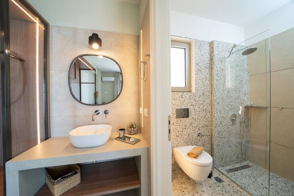 Een haardroger, handdoeken