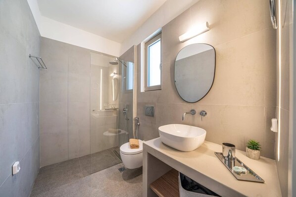 Sèche-cheveux, serviettes fournies