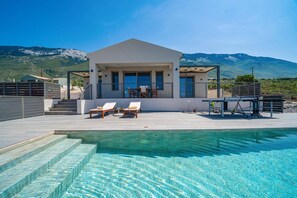 Unclassified image, 3 of 24, button