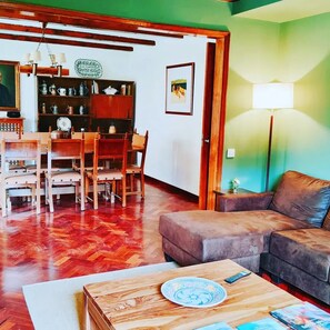 TV connectée, cheminée, console de jeux vidéo, baby-foot