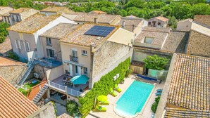 Ein Wohngebäude mit Schwimmbad, Solaranlage und Garten.