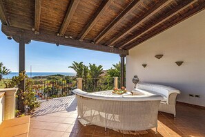 Terrace/patio - Villa Nautilus by Villa Plus (Santa Maria del Focallo)