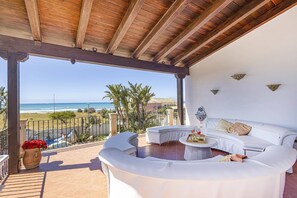 Terrace/patio - Villa Nautilus by Villa Plus (Santa Maria del Focallo)