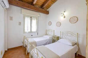 5 bedrooms, iron/ironing board, free WiFi, bed sheets - Villa Nautilus by Villa Plus (Santa Maria del Focallo)