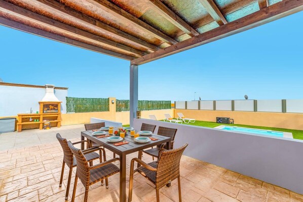 تناول الطعام بالخارج