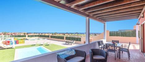 屋外ダイニングエリア