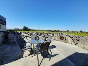 公寓, 1 張加大雙人床及 1 張梳化床 | 室外用餐