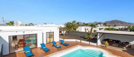 Utendørsbasseng og et oppvarmet basseng