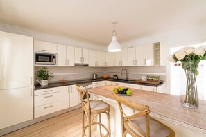 Een microgolfoven, een vaatwasser, een koffiezetapparaat/waterkoker