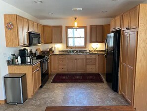 Private kitchen - Mountain Creekside Retreat (Burnsville)