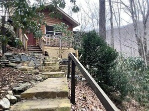 Property grounds - Mountain Creekside Retreat (Burnsville)