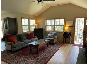 Living area - Mountain Creekside Retreat (Burnsville)