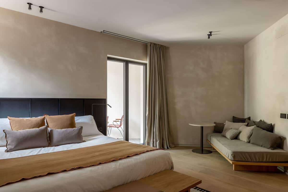 Superior Double Room, Garden View | Desk, laptop workspace, bed sheets