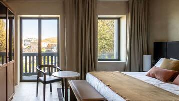 Superior Double Room, Sea View | Desk, laptop workspace, bed sheets