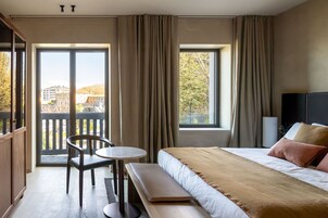 Escritorio, espacio para trabajar con laptop y ropa de cama 
