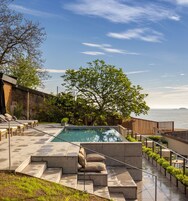 Una piscina al aire libre de temporada
