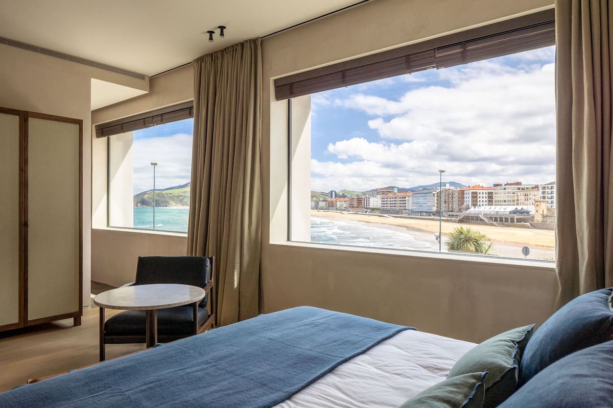 Deluxe Double Room, Sea View | Desk, laptop workspace, bed sheets