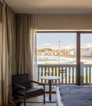 Junior Studio Suite, Balcony, Sea View | Desk, laptop workspace, bed sheets