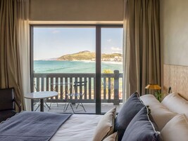 Suite estudio junior, balcón, vistas al mar | Escritorio, espacio para trabajar con un portátil, ropa de cama