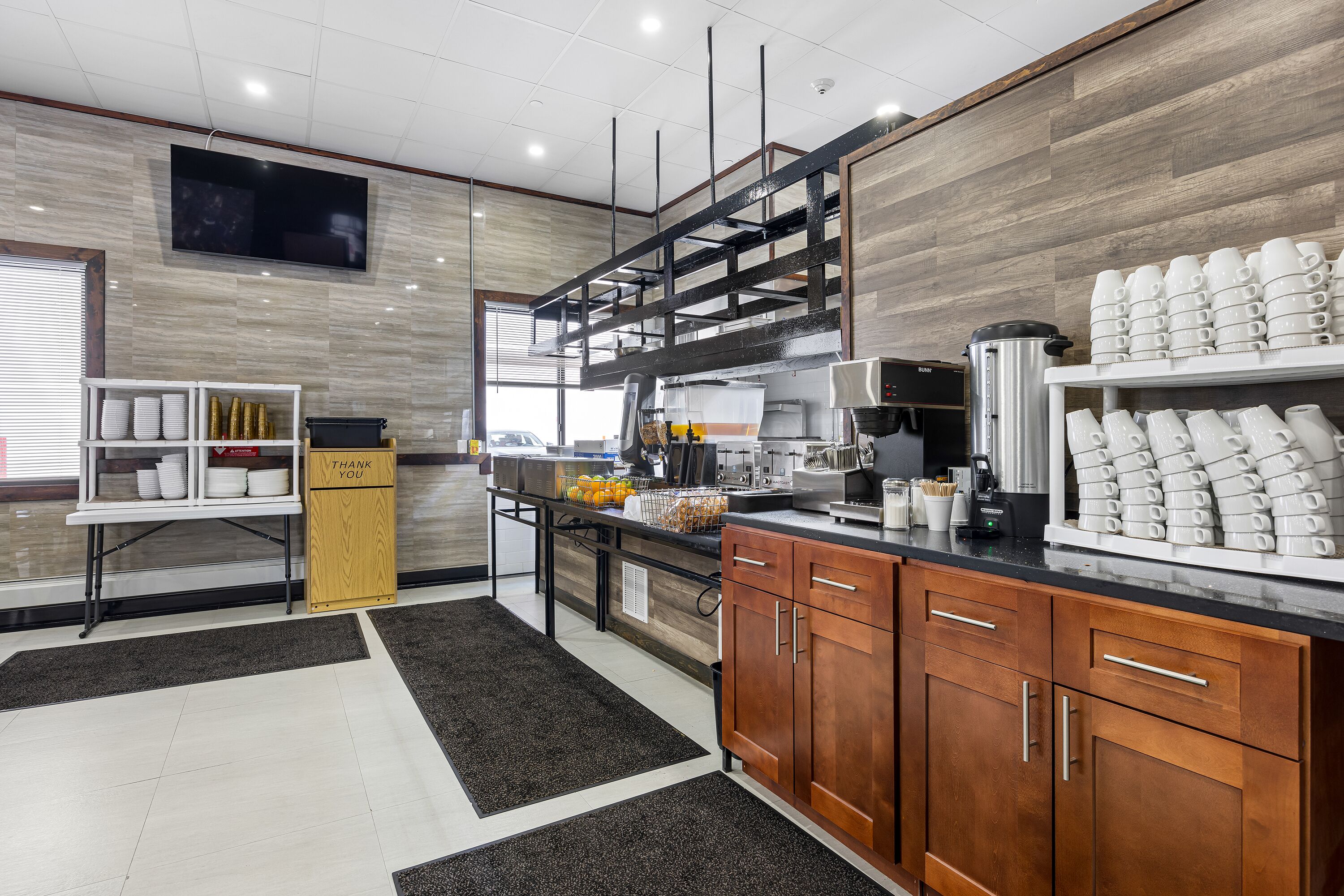 بوفيه فطور مجانًا يوميًا