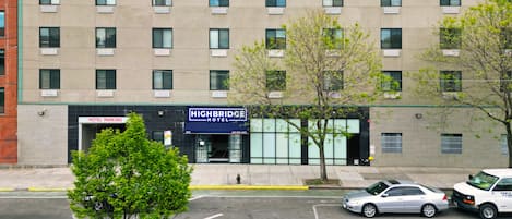 Un hotel con un cartel que dice "Highbridge Hotel" y un cartel que indica "Hotel Parking".