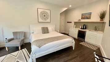 Luxury Suite, 1 King Bed, Non Smoking | 1 bedroom, blackout drapes, soundproofing, iron/ironing board