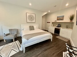 Luxury Suite, 1 King Bed, Non Smoking | 1 bedroom, blackout curtains, soundproofing, iron/ironing board