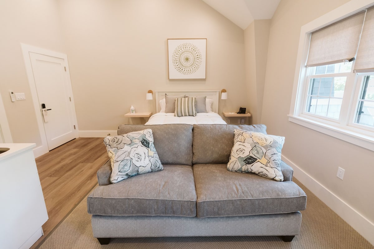 Luxury Suite, 1 King Bed with Sofa bed, Non Smoking | 1 bedroom, blackout drapes, soundproofing, iron/ironing board