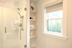 Suite de lujo, 1 cama de matrimonio grande, no fumadores | Baño | Ducha, artículos de higiene personal de diseño y secador de pelo