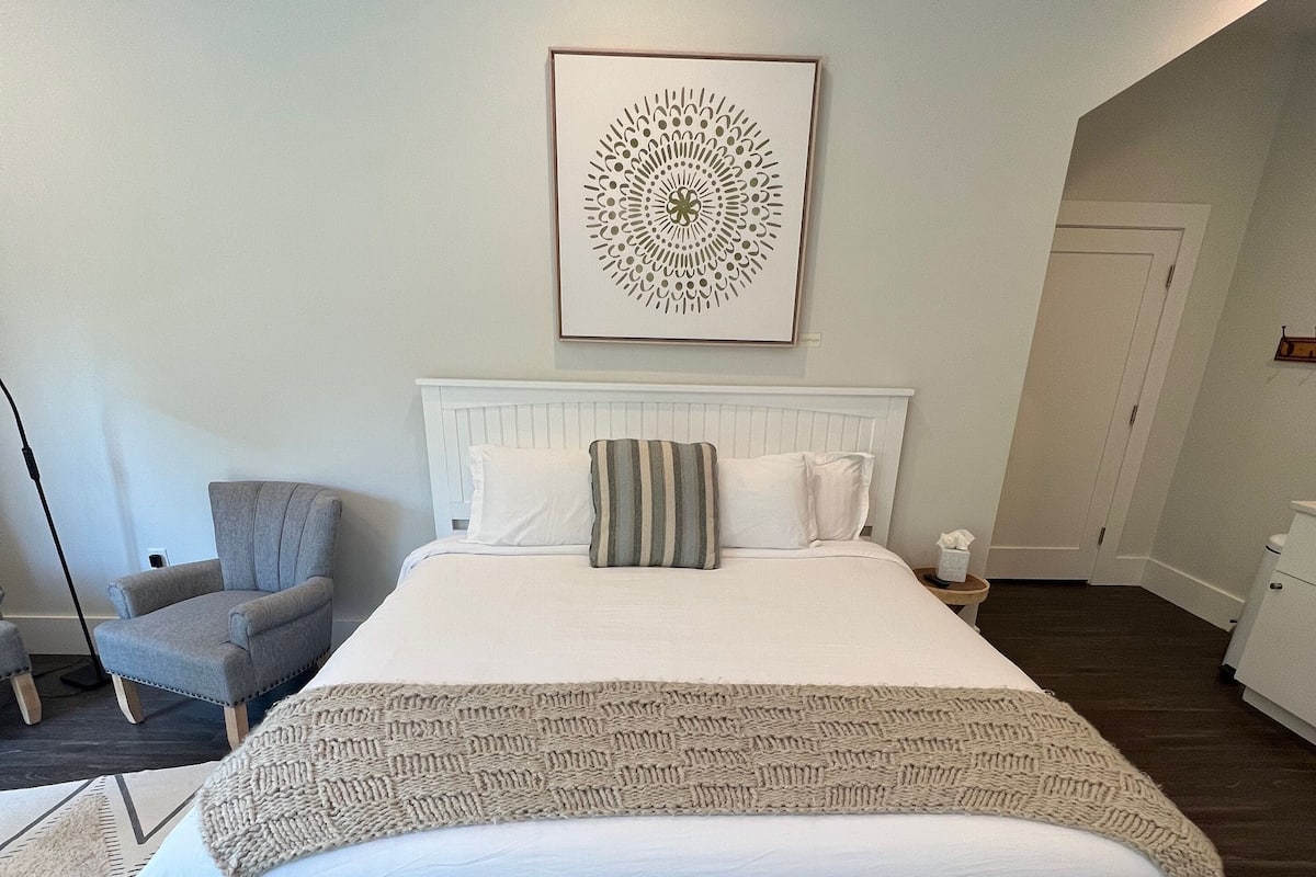 Luxury Suite, 1 King Bed, Non Smoking | 1 bedroom, blackout drapes, soundproofing, iron/ironing board