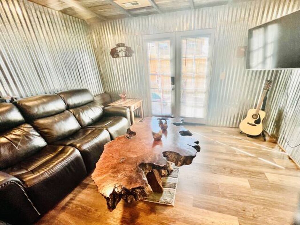 Rustic 2BR Den 15min to Downtown, 7min to Airport!