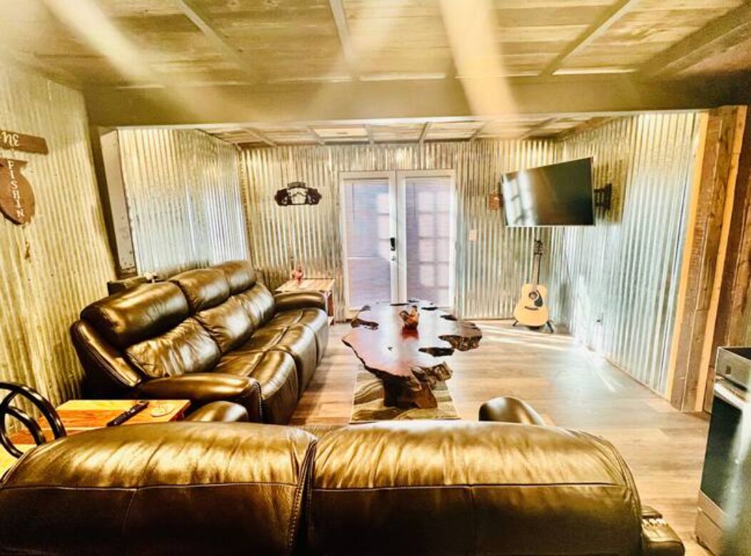 Rustic 2BR Den 15min to Downtown, 7min to Airport!