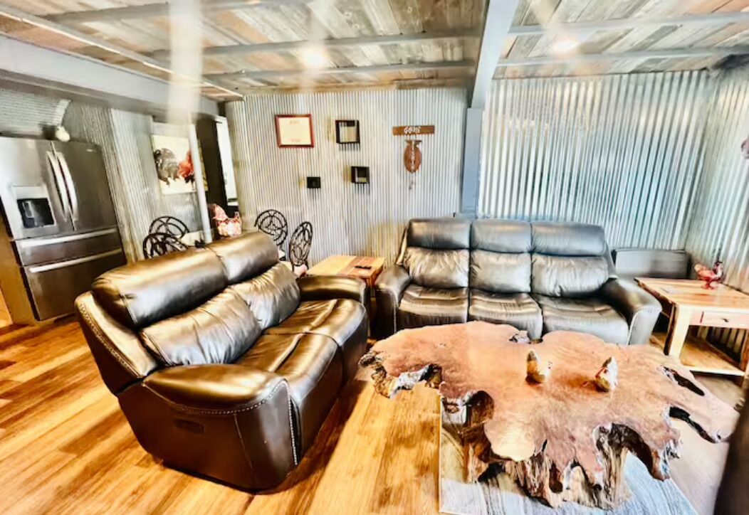 Rustic 2BR Den 15min to Downtown, 7min to Airport!