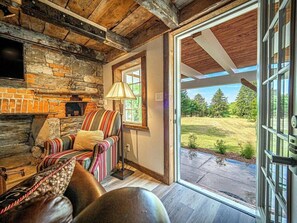 TV, fireplace - Cozy cottage, beautiful views, close to Warwick! (Chester)