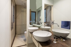 Douche, sèche-cheveux, bidet, serviettes fournies