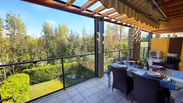 تناول الطعام بالخارج