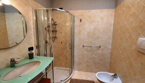 Dusche, Haartrockner, Bidet, Handtücher