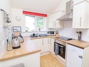 Cottage | Private kitchen | Fridge, dishwasher, electric kettle, toaster - 8 Manleigh Park (Ilfracombe)
