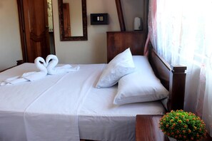 Deluxe driepersoonskamer | Een minibar, een kluis op de kamer, individueel gedecoreerd