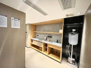 A modern bathroom with a vanity, shelves, and a shower area. - Ji Hotel Shanghai New Jiangwan City Yingao Road (Shanghai)