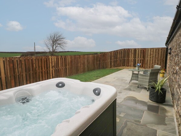 Outdoor spa tub - The Cwtch (Bridgend)