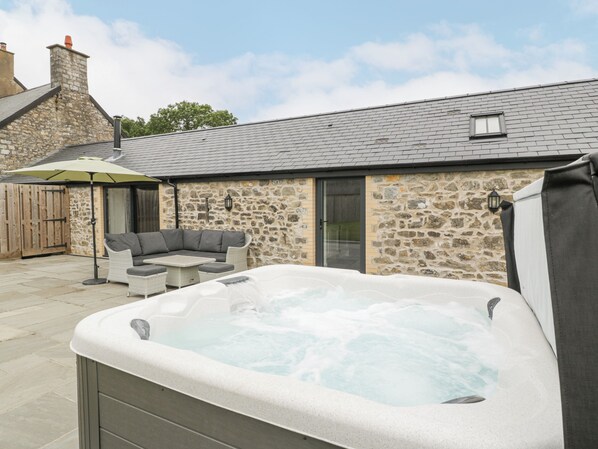 Cottage | Terrace/patio - The Byre (Bridgend)